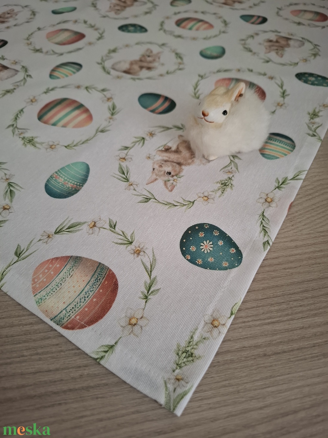 Húsvéti asztalközép nyuszkós, fehér, pasztelles színvilágban - otthon & életmód - lakástextil - abrosz, terítő - étkezőabrosz - Meska.hu