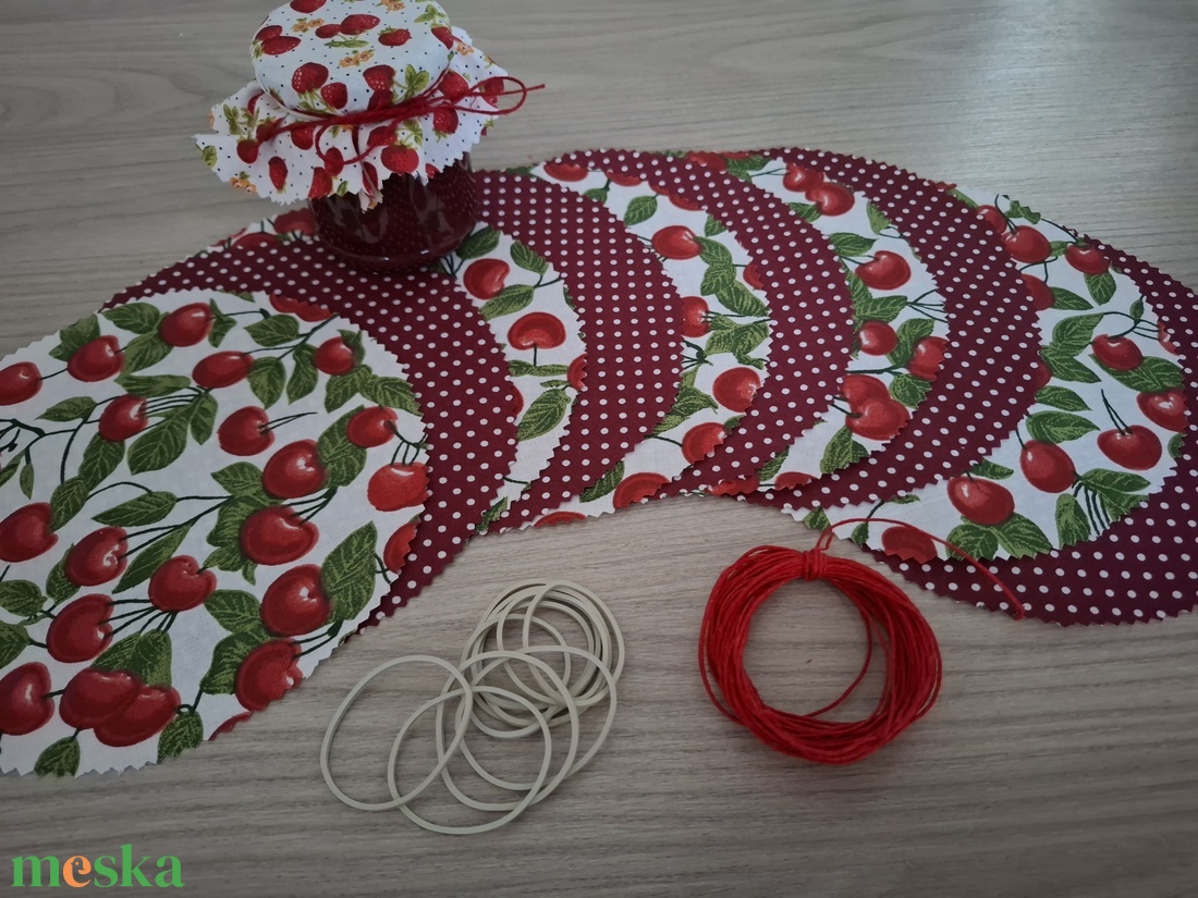 Befőttes tető szett - 10 db-os, meggyes és bordó pöttyös variáció (meggy, cseresznye) - otthon & életmód - konyhafelszerelés, tálalás - konyhai textil - edényfogó & edényfedő - Meska.hu