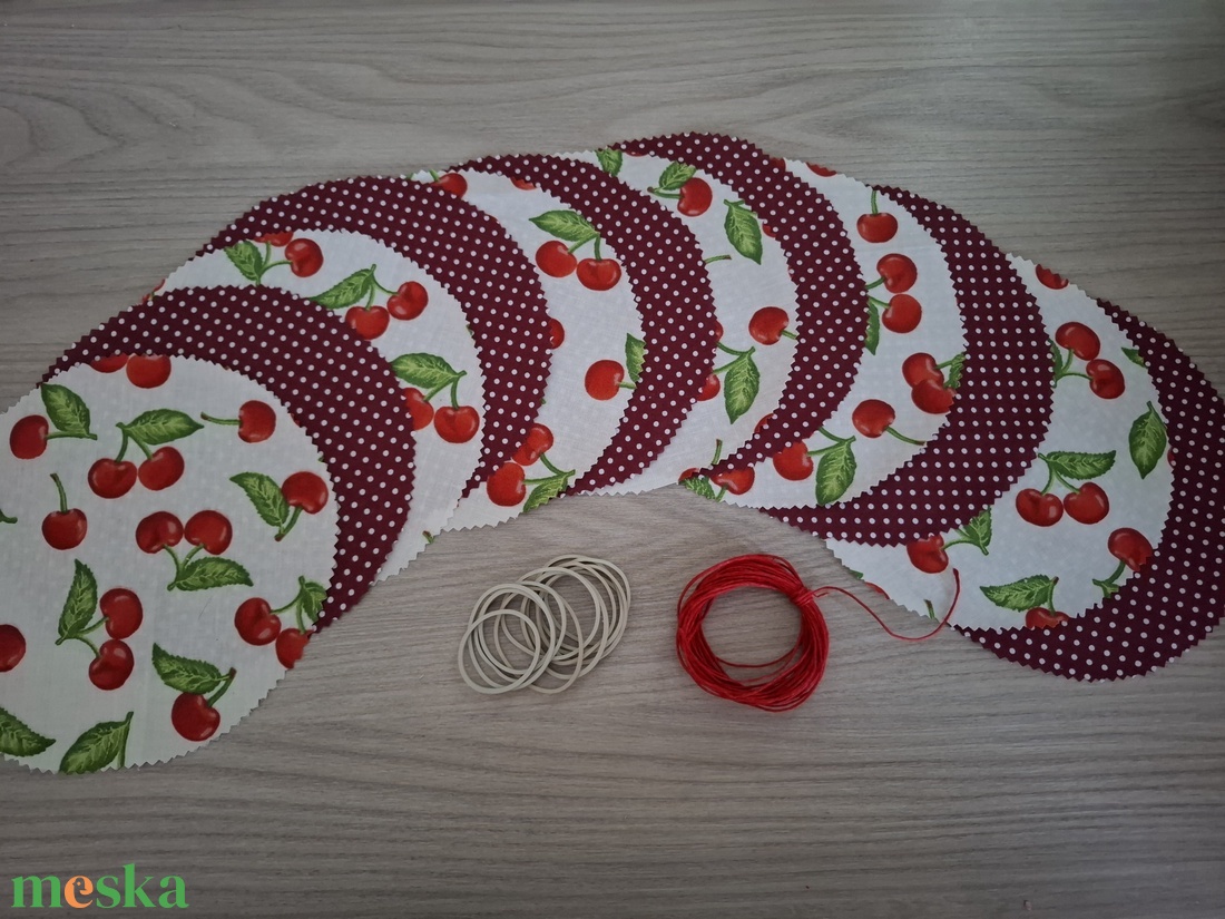 Befőttes tető szett - 12 db-os - meggyes és bordó pöttyös variációk (meggy, cseresznye) - otthon & életmód - konyhafelszerelés, tálalás - konyhai textil - edényfogó & edényfedő - Meska.hu