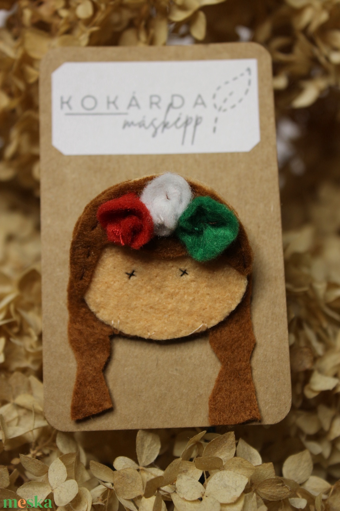 Kokárda másképp - barna kislány - ékszer - kitűző és bross - kitűző - Meska.hu Kokárda másképp - barna kislány - ékszer - kitűző és bross - kitűző - Meska.hu