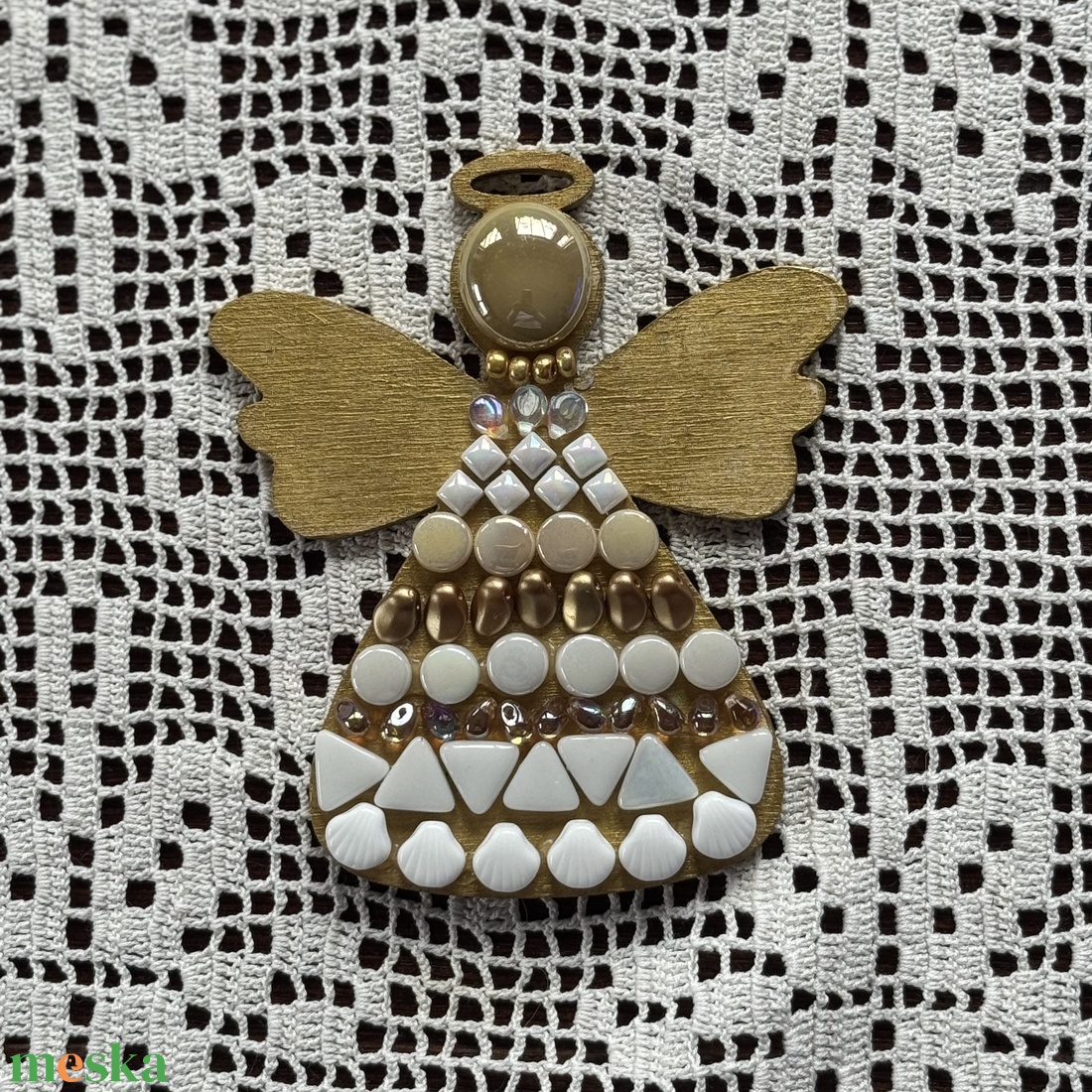 Arany-fehér angyalka fa alapon. 10x8 cm - karácsony - karácsonyi lakásdekoráció - karácsonyfadíszek - Meska.hu