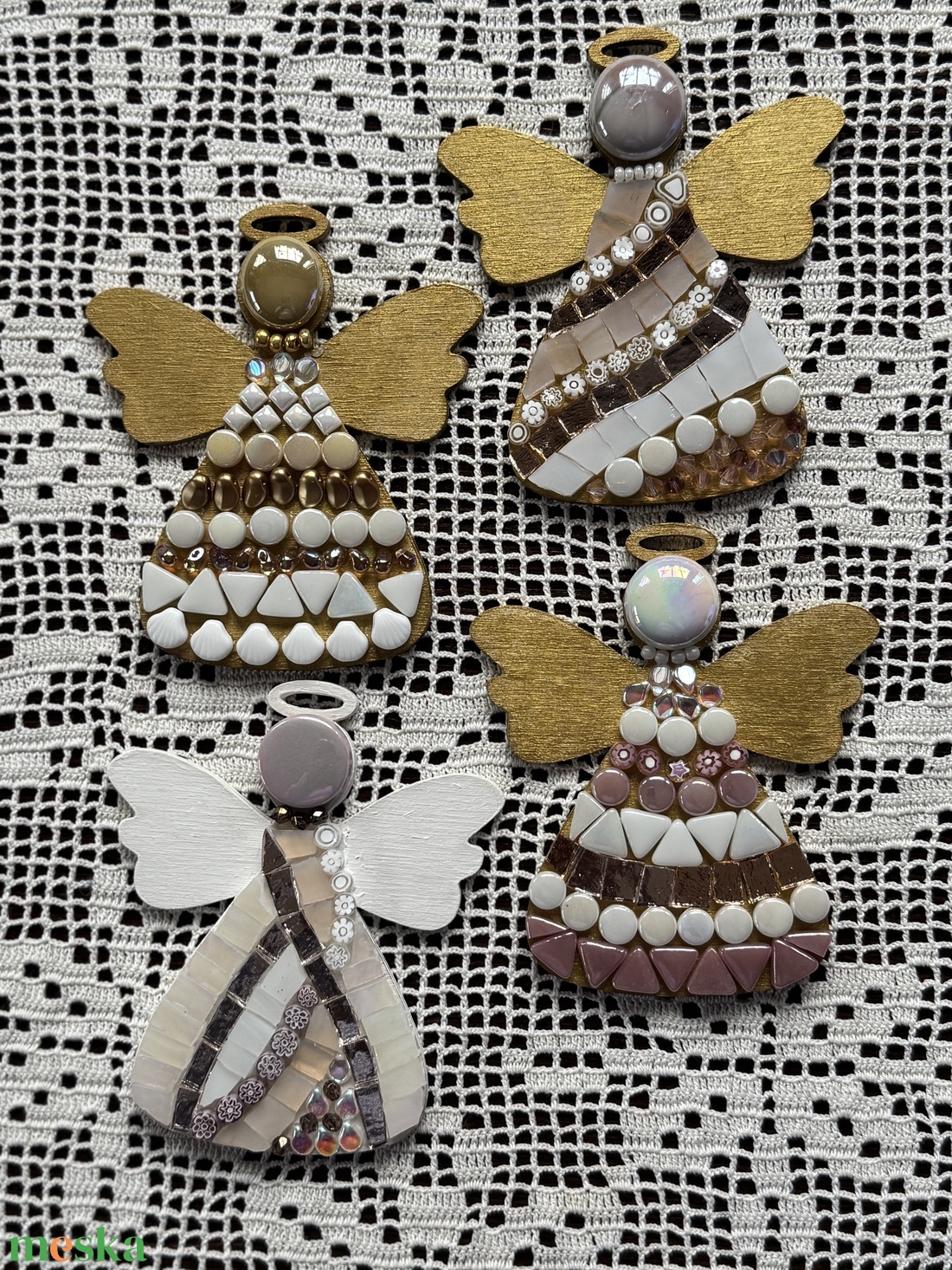 Arany-fehér angyalka fa alapon. 10x8 cm - karácsony - karácsonyi lakásdekoráció - karácsonyfadíszek - Meska.hu