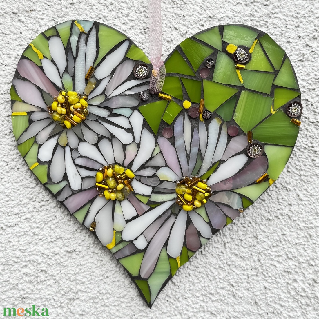 mozaik szív, százszorszéppel, üveggel  és gyönggyel - otthon & életmód - dekoráció - kép & falikép - mozaik kép - Meska.hu