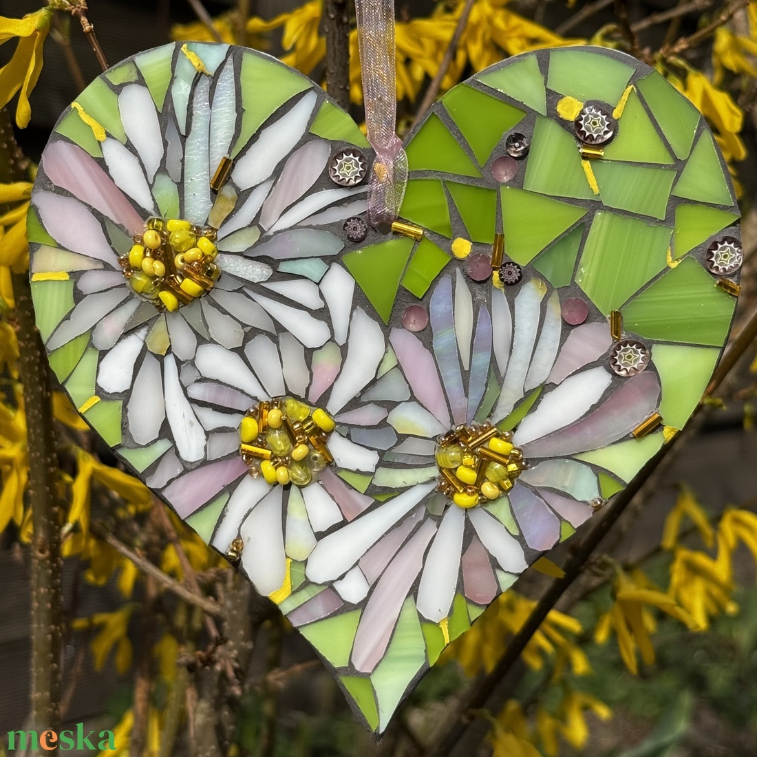 mozaik szív, százszorszéppel, üveggel  és gyönggyel - otthon & életmód - dekoráció - kép & falikép - mozaik kép - Meska.hu