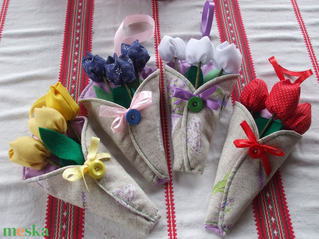 Textiltölcsér 3 tulipánnal - otthon & lakás - dekoráció - virágdísz és tartó - csokor & virágdísz - Meska.hu