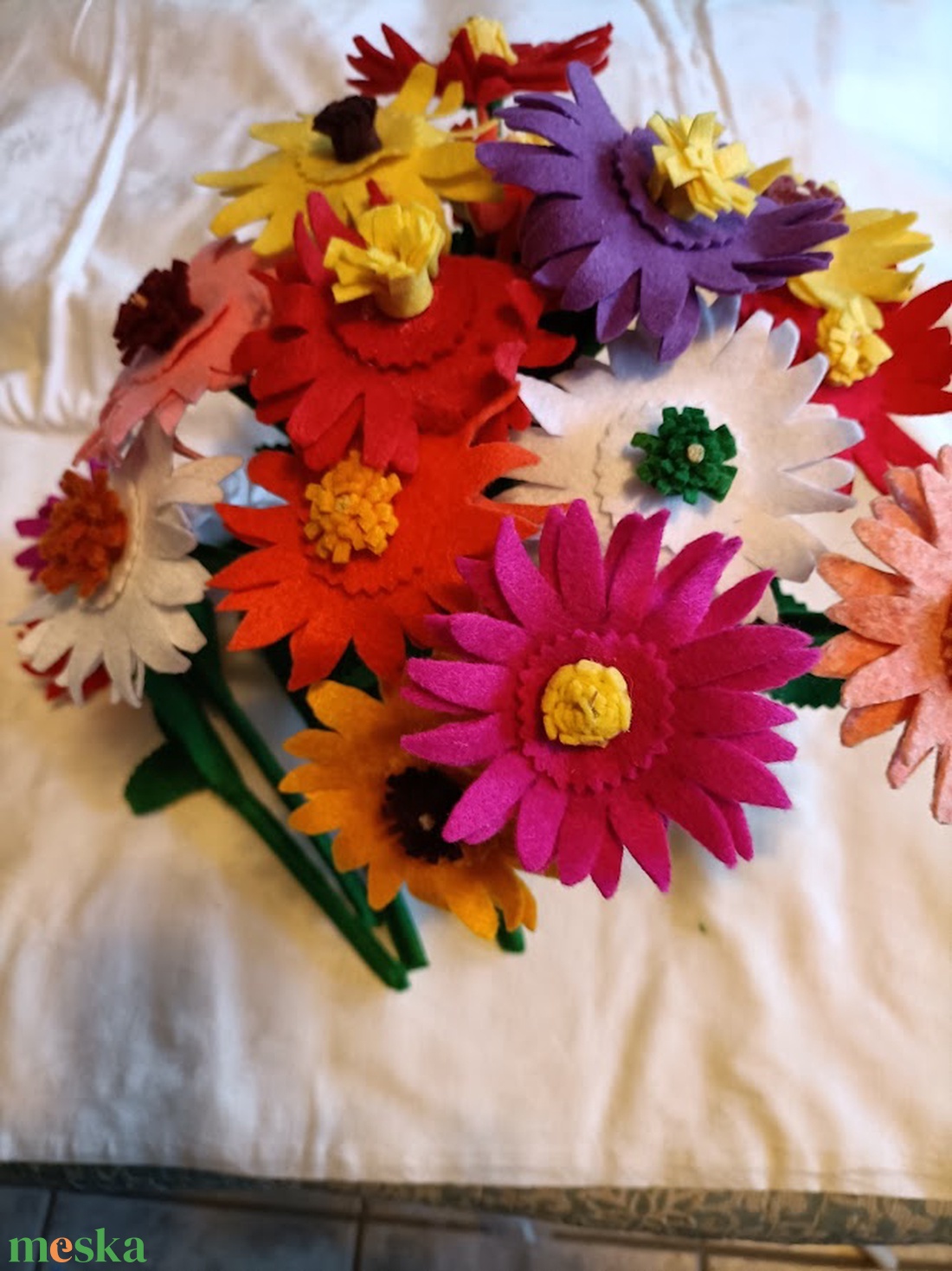 Anyák-napi gerbera filcből - otthon & életmód - dekoráció - virágdísz és tartó - csokor & virágdísz - Meska.hu Anyák-napi gerbera filcből - otthon & életmód - dekoráció - virágdísz és tartó - csokor & virágdísz - Meska.hu
