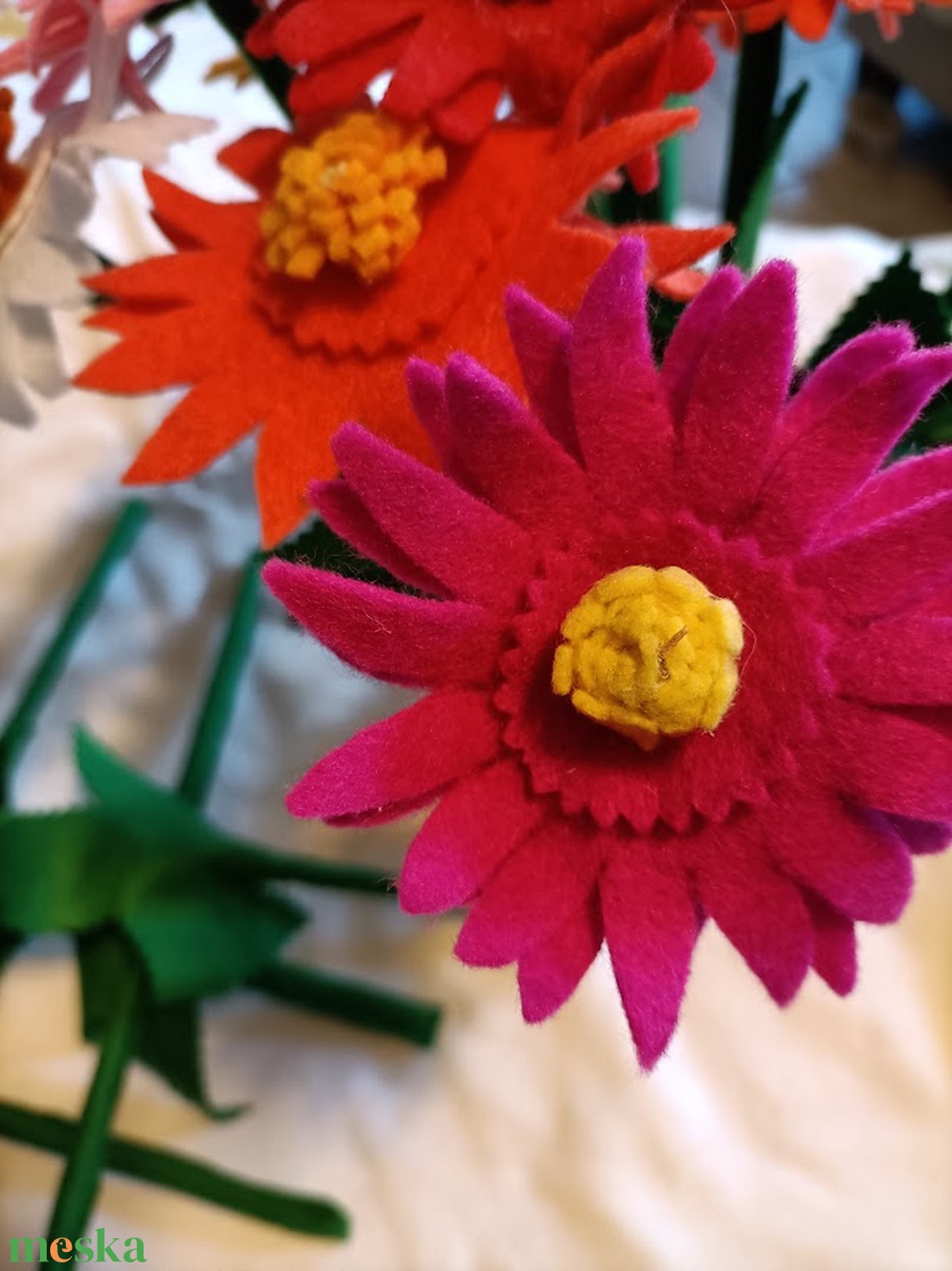 Anyák-napi gerbera filcből - otthon & életmód - dekoráció - virágdísz és tartó - csokor & virágdísz - Meska.hu Anyák-napi gerbera filcből - otthon & életmód - dekoráció - virágdísz és tartó - csokor & virágdísz - Meska.hu