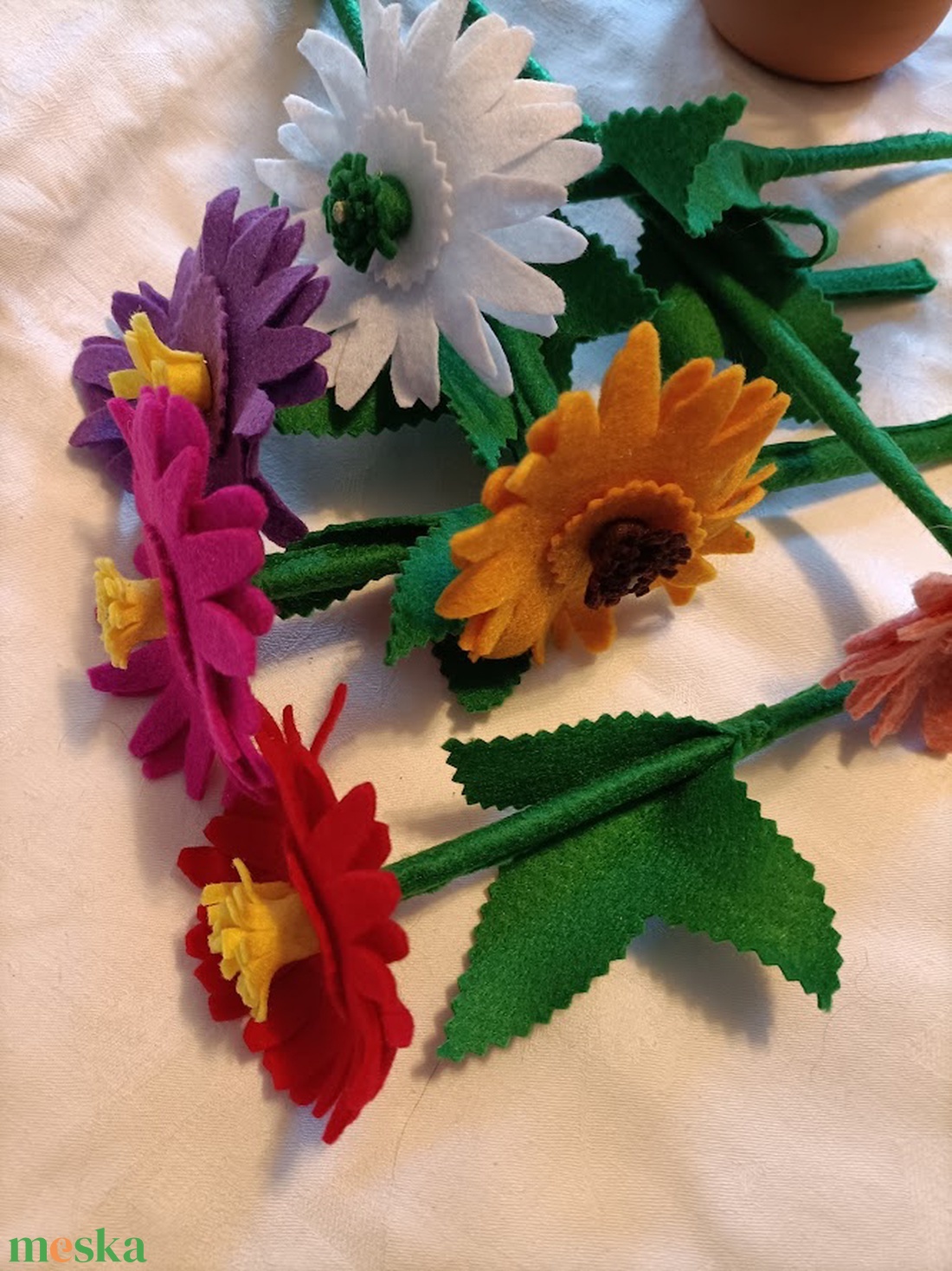 Anyák-napi gerbera filcből - otthon & életmód - dekoráció - virágdísz és tartó - csokor & virágdísz - Meska.hu Anyák-napi gerbera filcből - otthon & életmód - dekoráció - virágdísz és tartó - csokor & virágdísz - Meska.hu