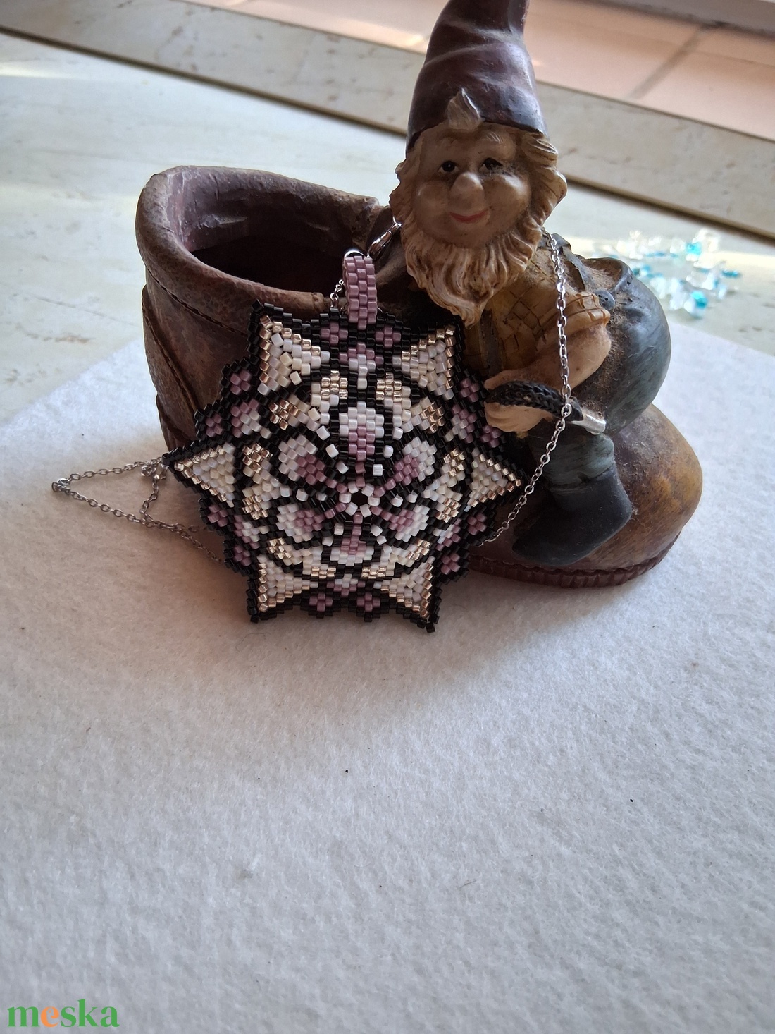 Elegáns 3D hatású gyöngyfűzött medál - ékszer - nyaklánc - medál - Meska.hu