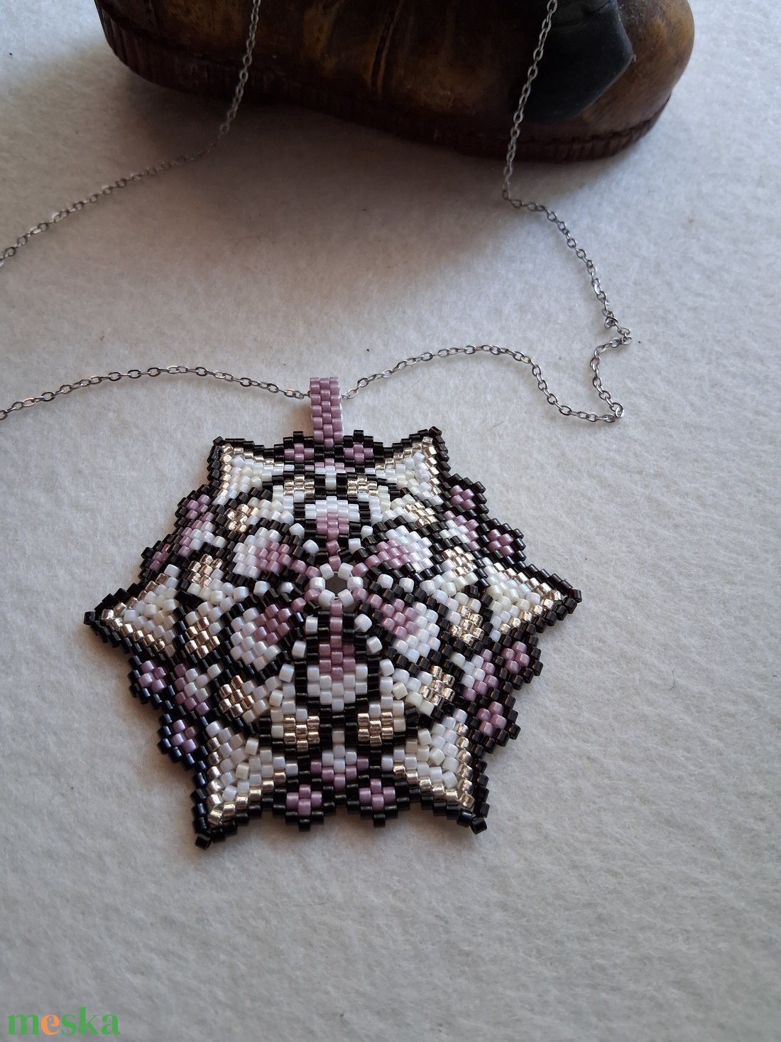 Elegáns 3D hatású gyöngyfűzött medál - ékszer - nyaklánc - medál - Meska.hu