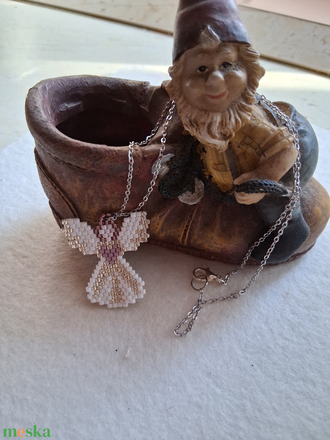 Angyalka gyöngyfűzött medál fémlánccal - ékszer - nyaklánc - medál - Meska.hu