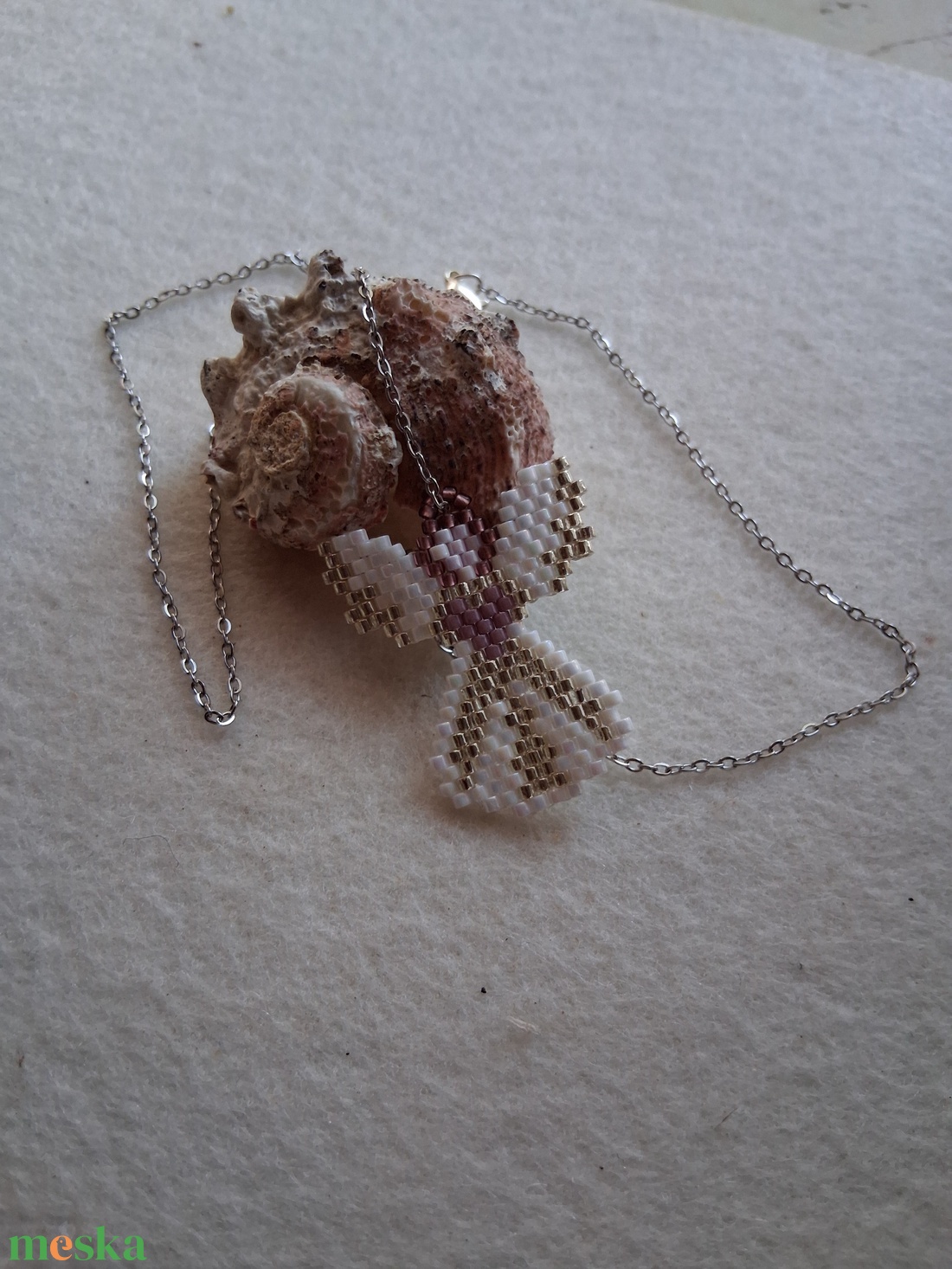 Angyalka gyöngyfűzött medál fémlánccal - ékszer - nyaklánc - medál - Meska.hu