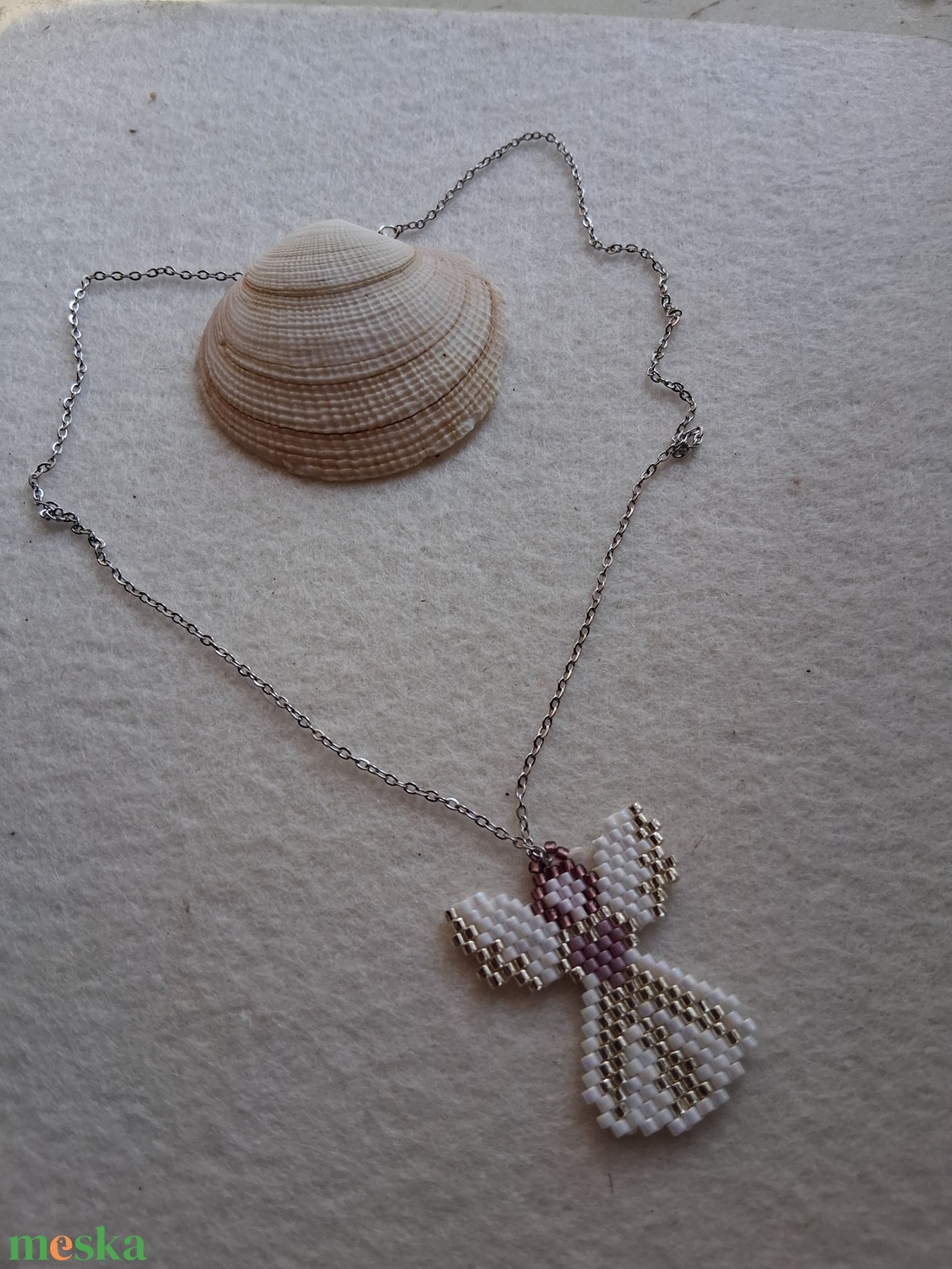 Angyalka gyöngyfűzött medál fémlánccal - ékszer - nyaklánc - medál - Meska.hu