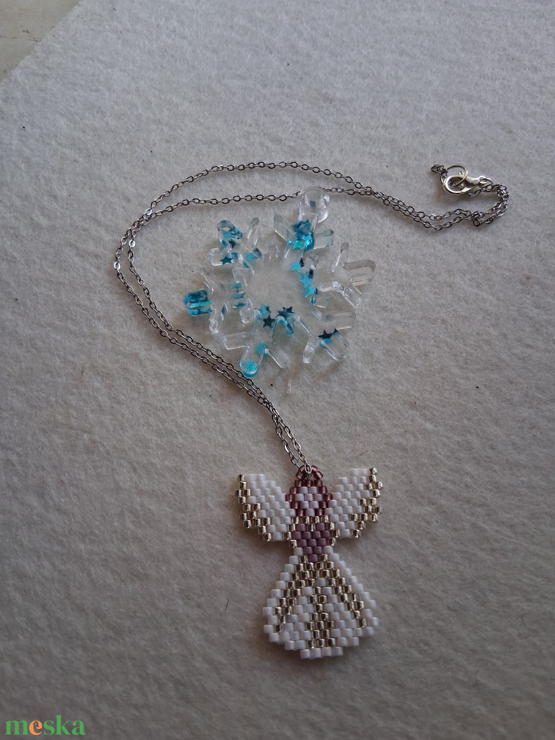 Angyalka gyöngyfűzött medál fémlánccal - ékszer - nyaklánc - medál - Meska.hu