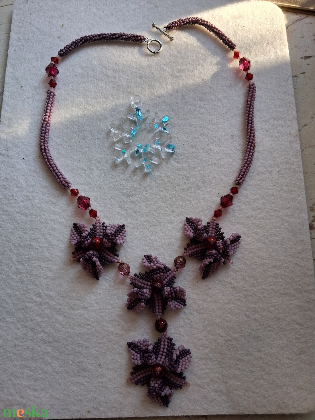 Elegáns virágos gyöngyfűzött nyaklánc - ékszer - nyaklánc - hosszú nyaklánc - Meska.hu