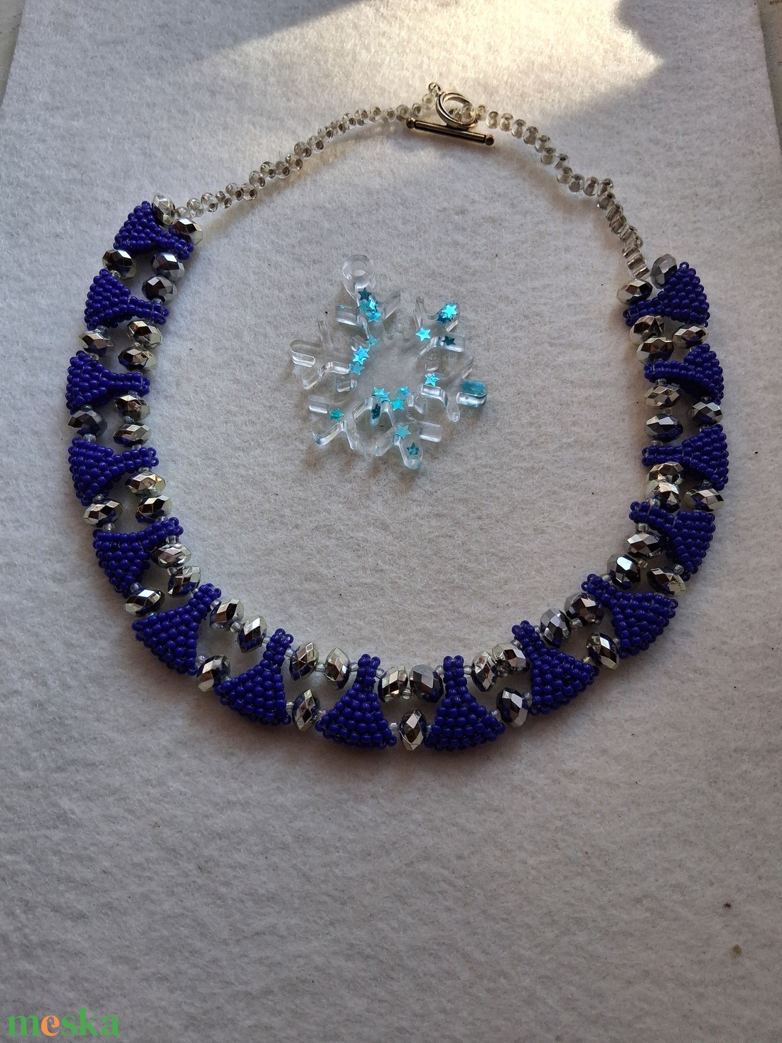 Elegáns tengerkék gyöngyfűzött nyaklánc - ékszer - nyaklánc - hosszú nyaklánc - Meska.hu