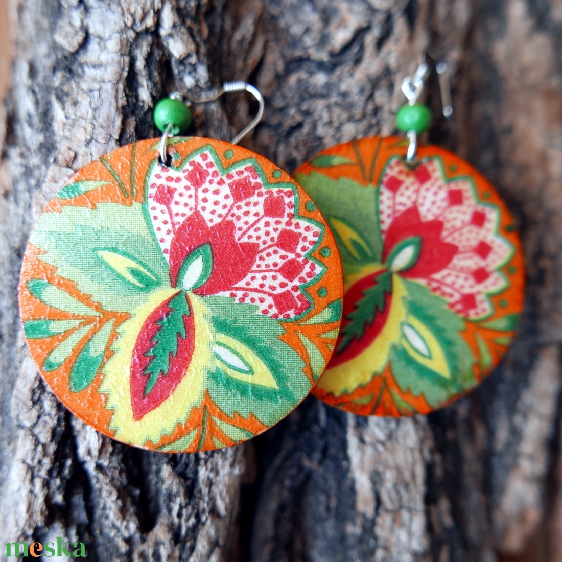 Nyár virága - fa fülbevaló, zöld fa gyönggyel - ékszer - fülbevaló - lógós kerek fülbevaló - Meska.hu