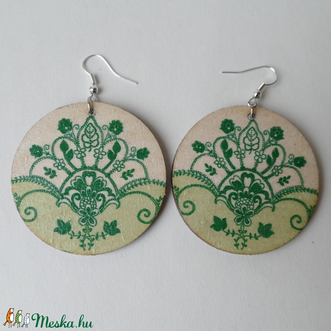 Menta ornamentika - fa fülbevaló zöld növényi mintás díszítéssel -  - Meska.hu