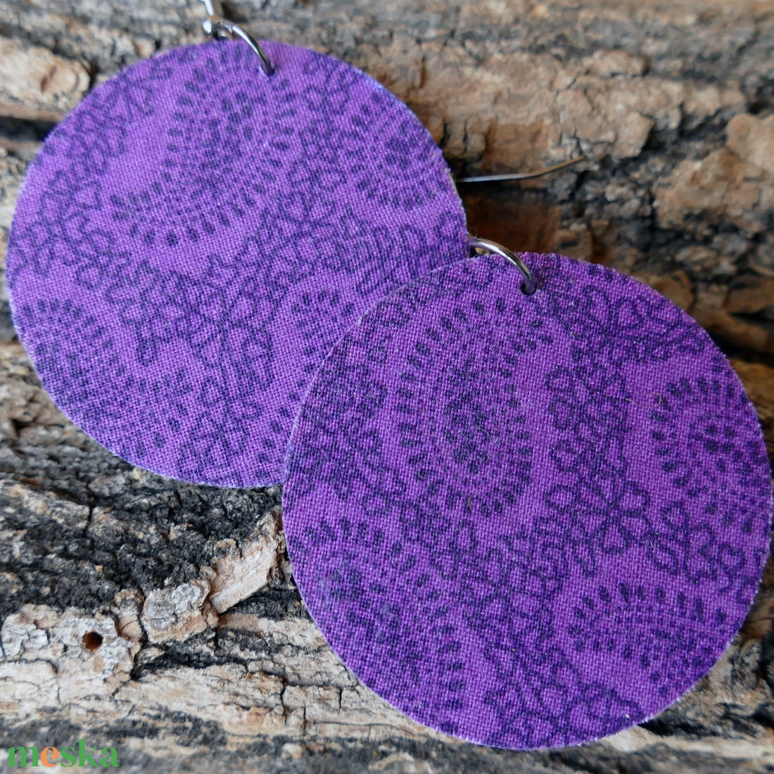 Lila kasmír - fa fülbevaló pamutvászon díszítéssel - ékszer - fülbevaló - lógós kerek fülbevaló - Meska.hu