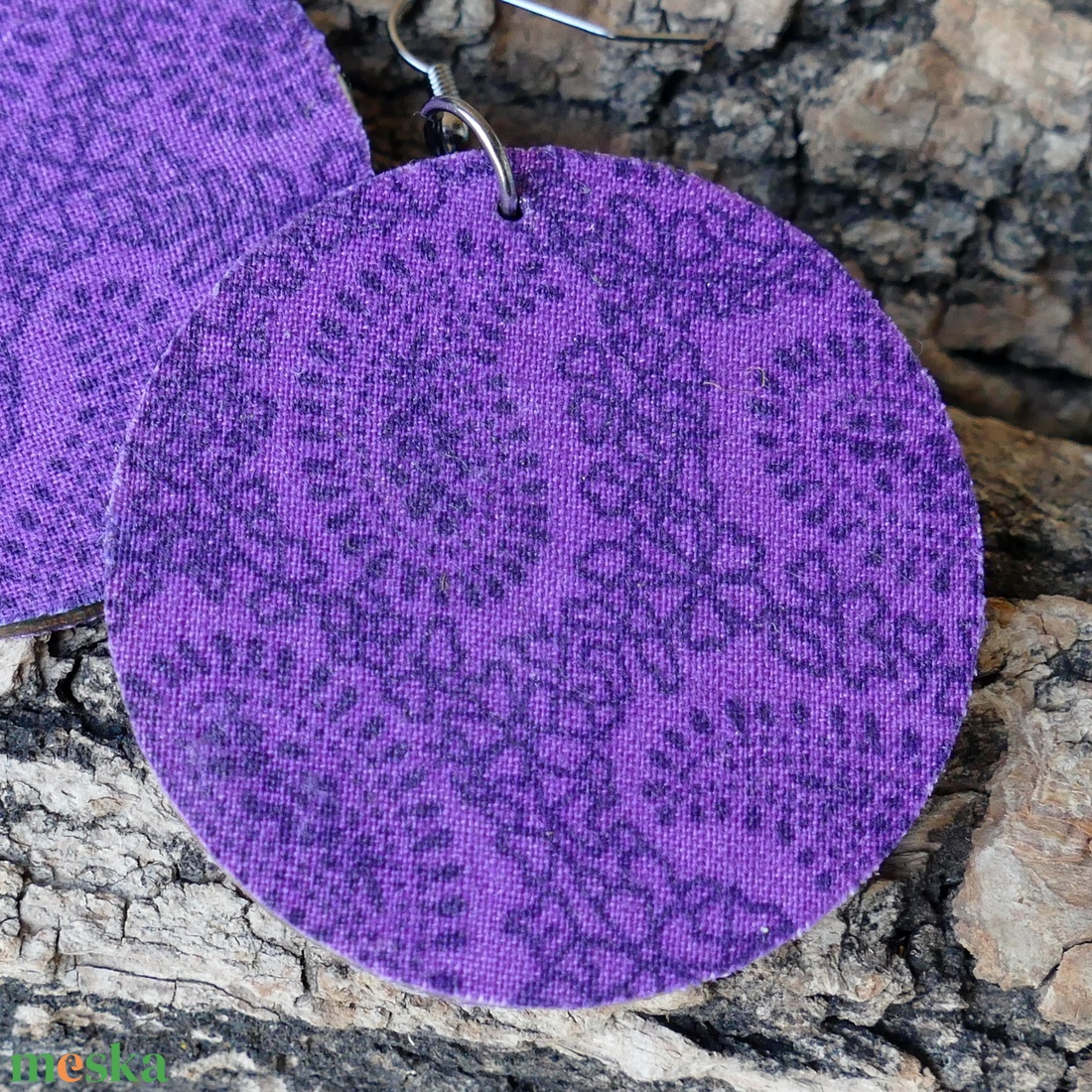 Lila kasmír - fa fülbevaló pamutvászon díszítéssel - ékszer - fülbevaló - lógós kerek fülbevaló - Meska.hu