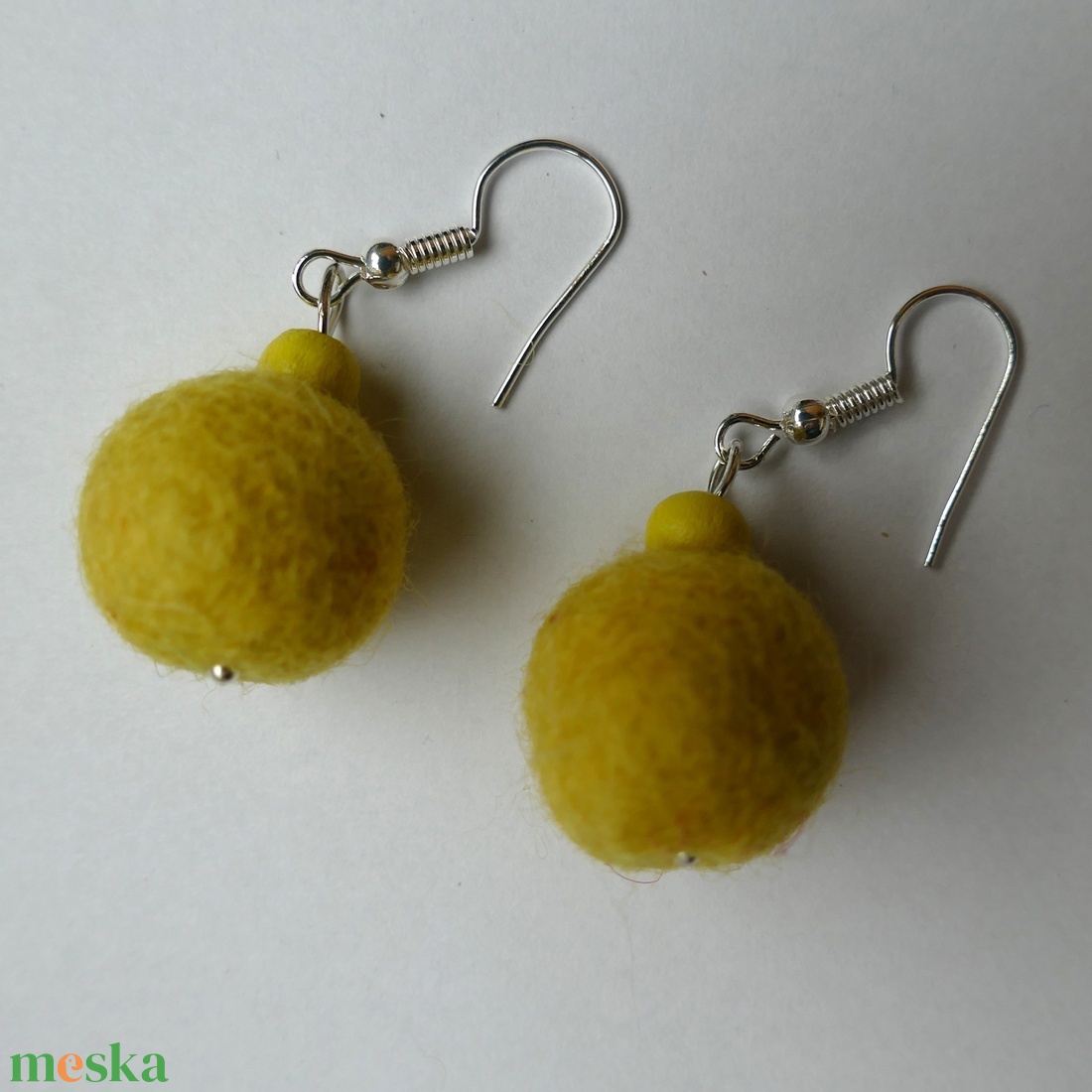 Citrom csepp - nemezelt fülbevaló fa gyönggyel - ékszer - fülbevaló - lógó fülbevaló - Meska.hu