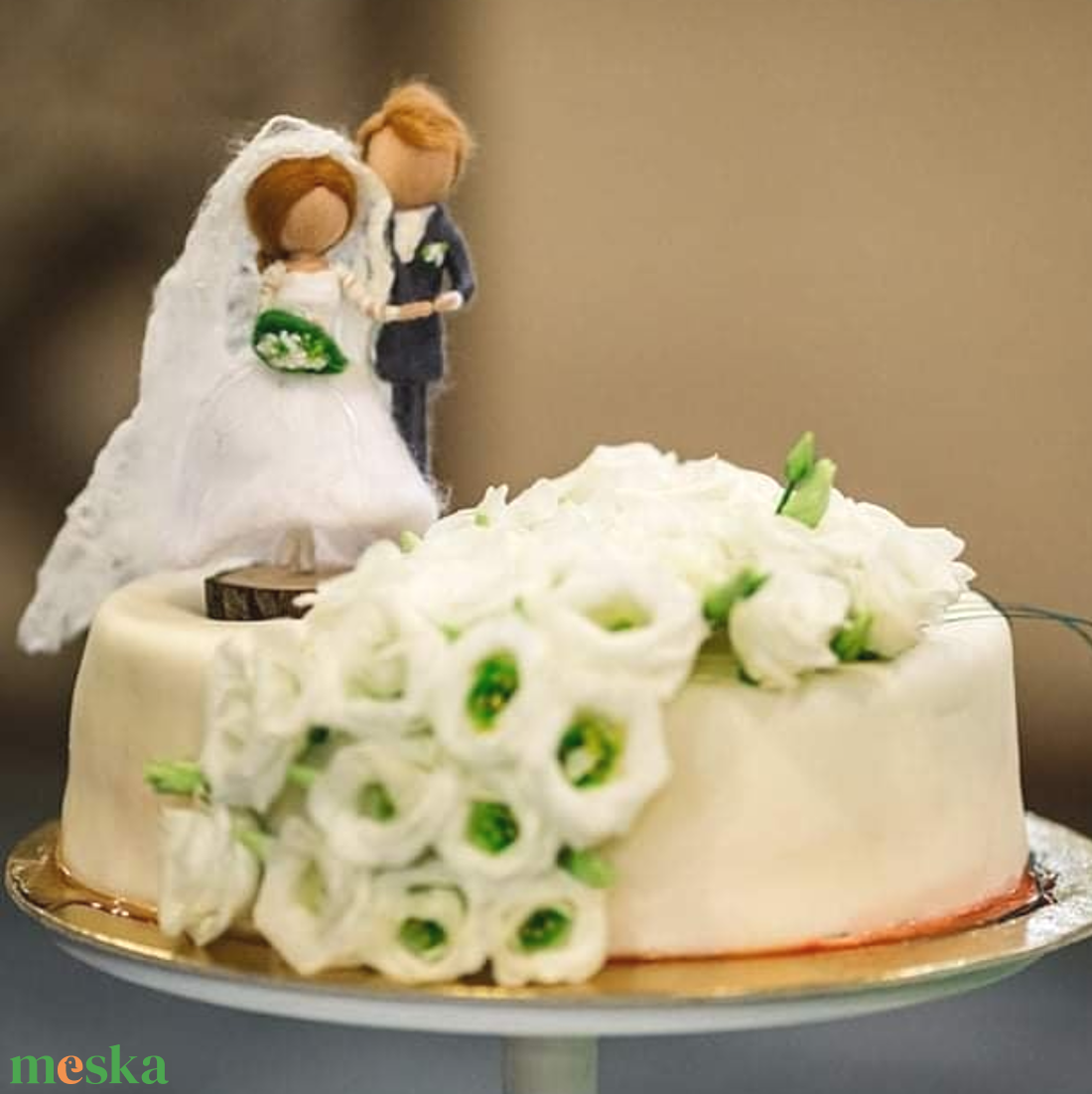 Egyedi esküvői torta dísz - gyapjúból készült dísz, személyre szabottan, fa talppal - esküvő - dekoráció - sütidísz - Meska.hu