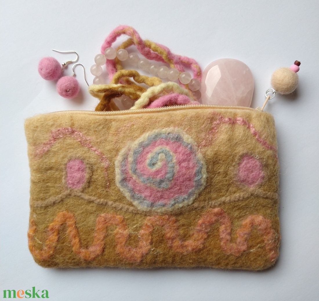 Púder pénztárca - egyedi, nemezelt pénztárca, cipzárral, ásvány és fa gyönggyel - táska & tok - pénztárca & más tok - pénztárca - női pénztárca - Meska.hu