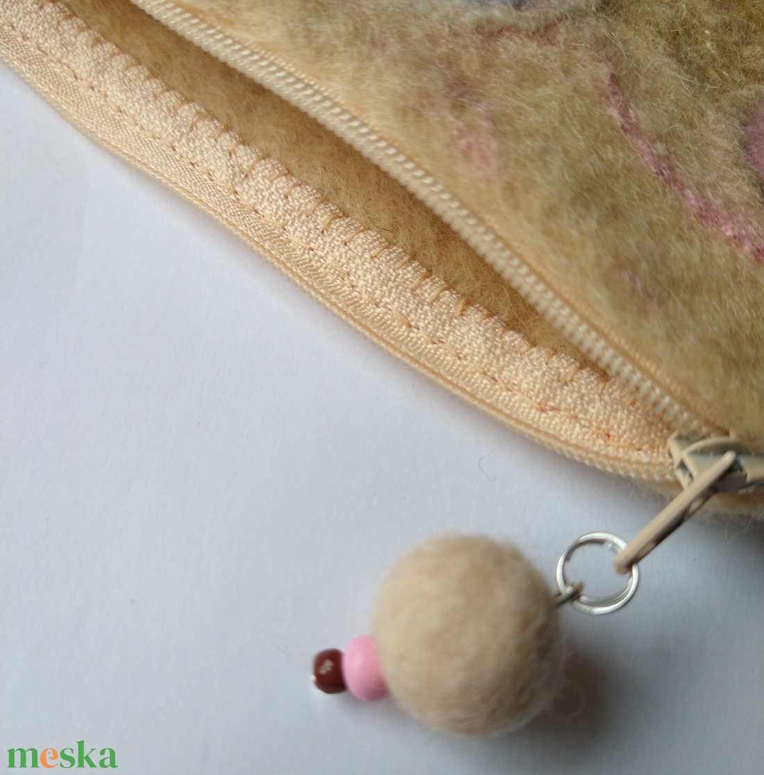 Púder pénztárca - egyedi, nemezelt pénztárca, cipzárral, ásvány és fa gyönggyel - táska & tok - pénztárca & más tok - pénztárca - női pénztárca - Meska.hu