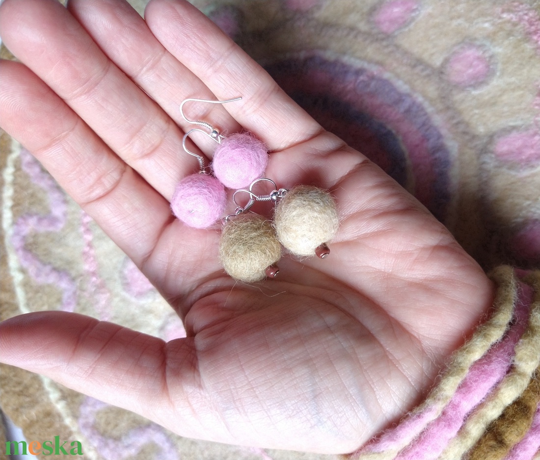 Púder ékszerszett - nemezelt karkötő és fülbevalók - ékszer - ékszerszett - Meska.hu