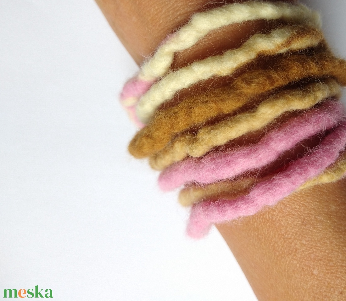 Púder ékszerszett - nemezelt karkötő és fülbevalók - ékszer - ékszerszett - Meska.hu