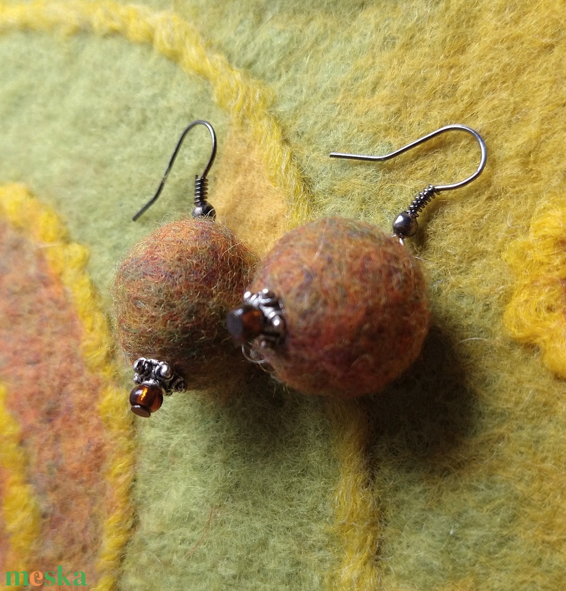 Őszi levél fülbevaló - fülbevaló gyönggyel - ékszer - fülbevaló - lógós kerek fülbevaló - Meska.hu