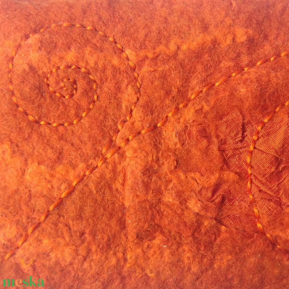 Selymes érintés - egyedi, merinó gyapjúból, selyemmel nemezelt, kézzel varrt és hímzett tolltartó  - otthon & életmód - papír, írószer - tolltartó & ceruzatekercs - Meska.hu