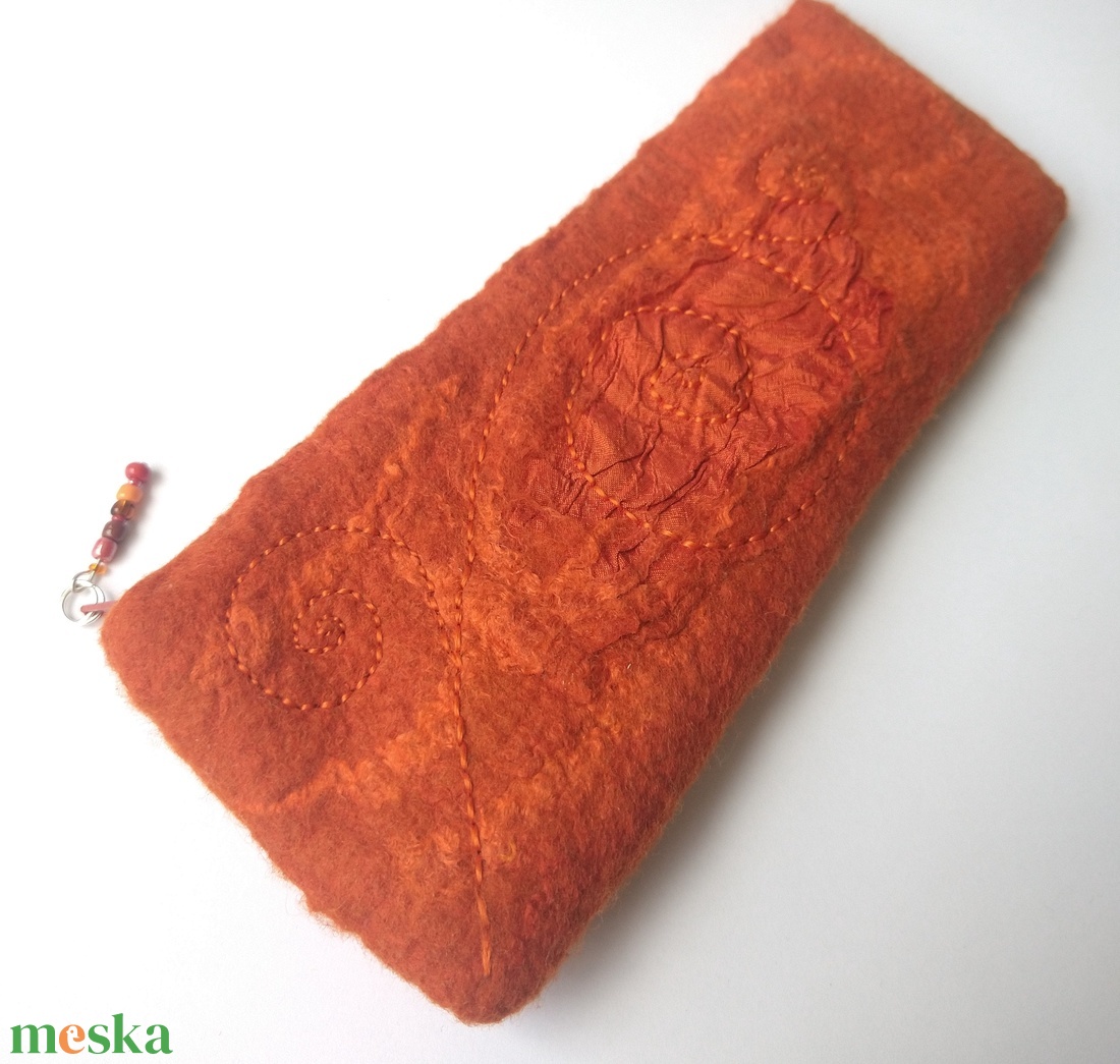 Selymes érintés - egyedi, merinó gyapjúból, selyemmel nemezelt, kézzel varrt és hímzett tolltartó  - otthon & életmód - papír, írószer - tolltartó & ceruzatekercs - Meska.hu