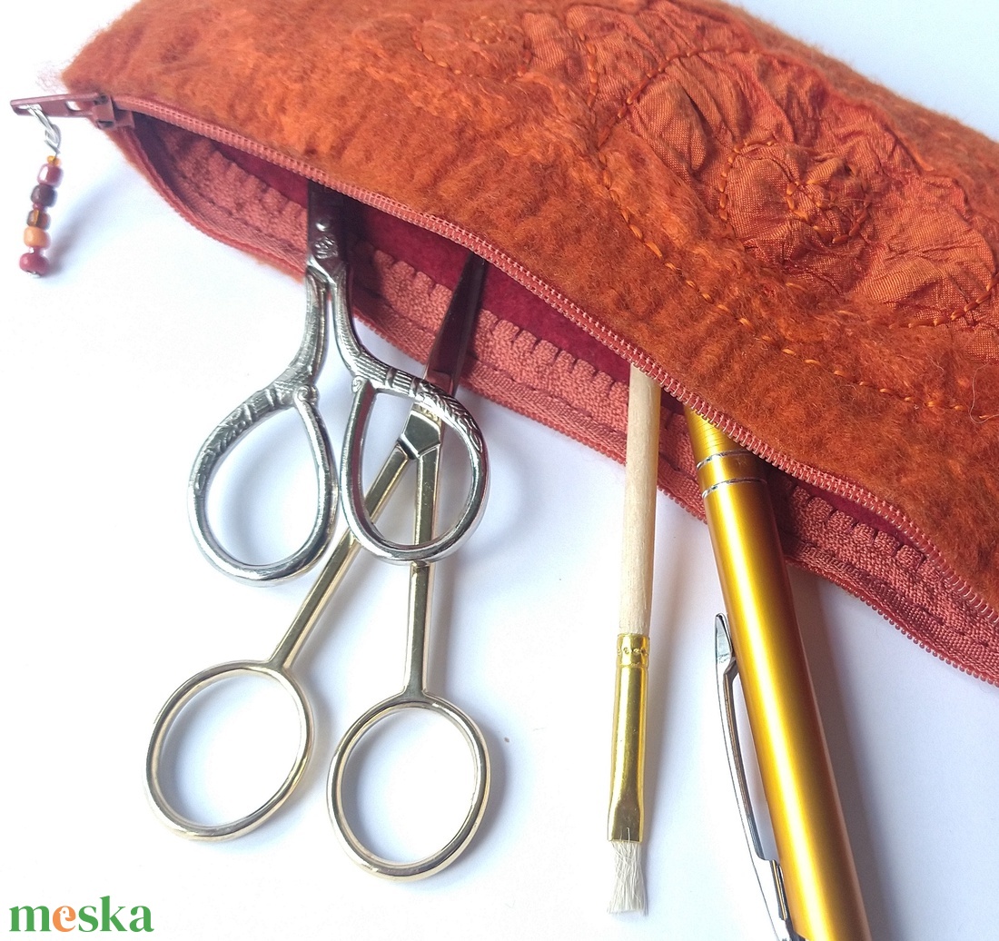 Selymes érintés - egyedi, merinó gyapjúból, selyemmel nemezelt, kézzel varrt és hímzett tolltartó  - otthon & életmód - papír, írószer - tolltartó & ceruzatekercs - Meska.hu