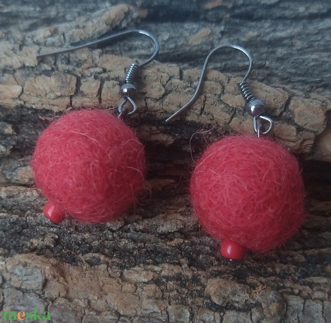 Sötét lazac csepp - nemezelt fülbevaló gyönggyel - ékszer - fülbevaló - lógó fülbevaló - Meska.hu