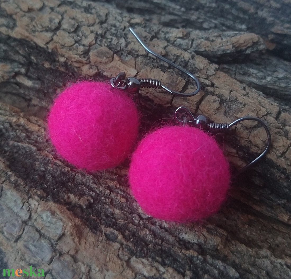 Neonpink bogyó - nemezelt fülbevaló  - ékszer - fülbevaló - lógó fülbevaló - Meska.hu