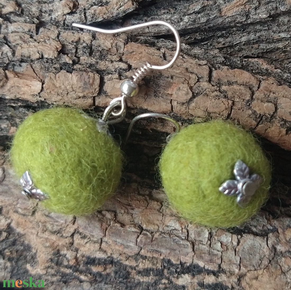 Sárgás zöld bogyó - nemezelt fülbevaló fém dísszel - ékszer - fülbevaló - lógó fülbevaló - Meska.hu