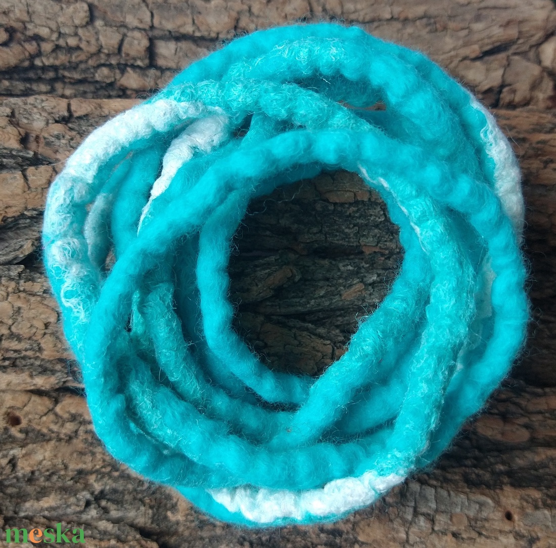 Türkiz nemez lánc -nemezelt karkötő, nyaklánc, bokalánc, hajdísz... - esküvő - ékszer - karkötő & csuklódísz - Meska.hu