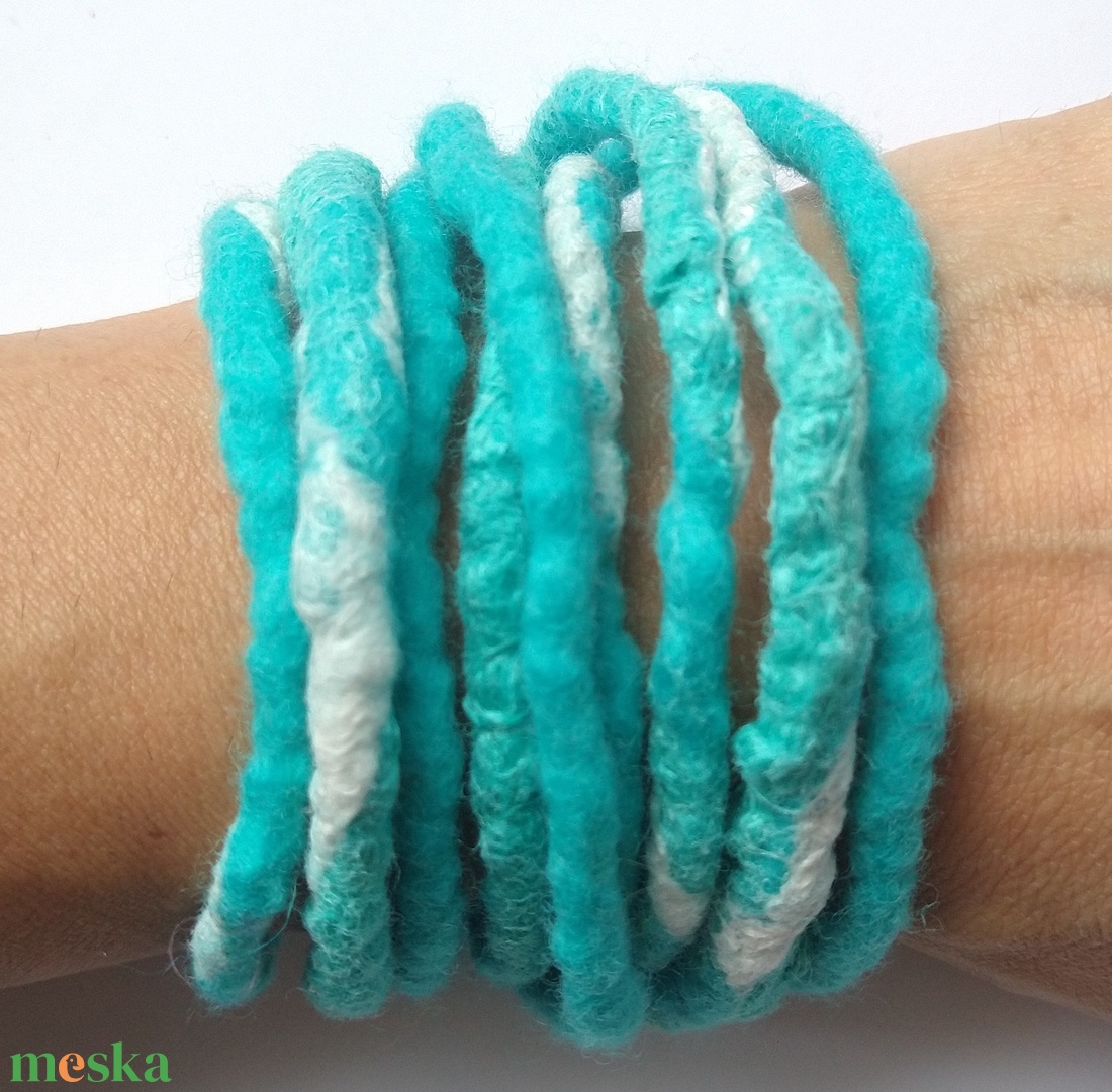 Türkiz nemez lánc -nemezelt karkötő, nyaklánc, bokalánc, hajdísz... - esküvő - ékszer - karkötő & csuklódísz - Meska.hu