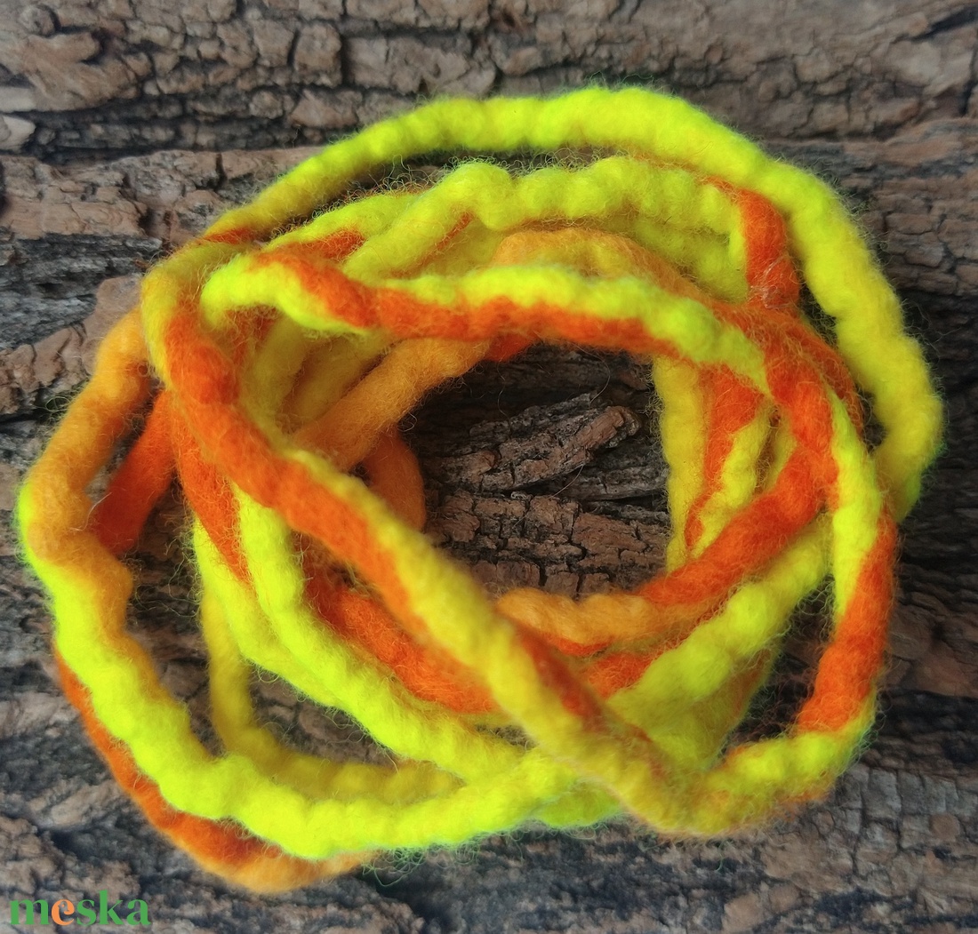 Neon citrus nemez lánc -nemezelt karkötő, nyaklánc, bokalánc, hajdísz... - esküvő - ékszer - karkötő & csuklódísz - Meska.hu