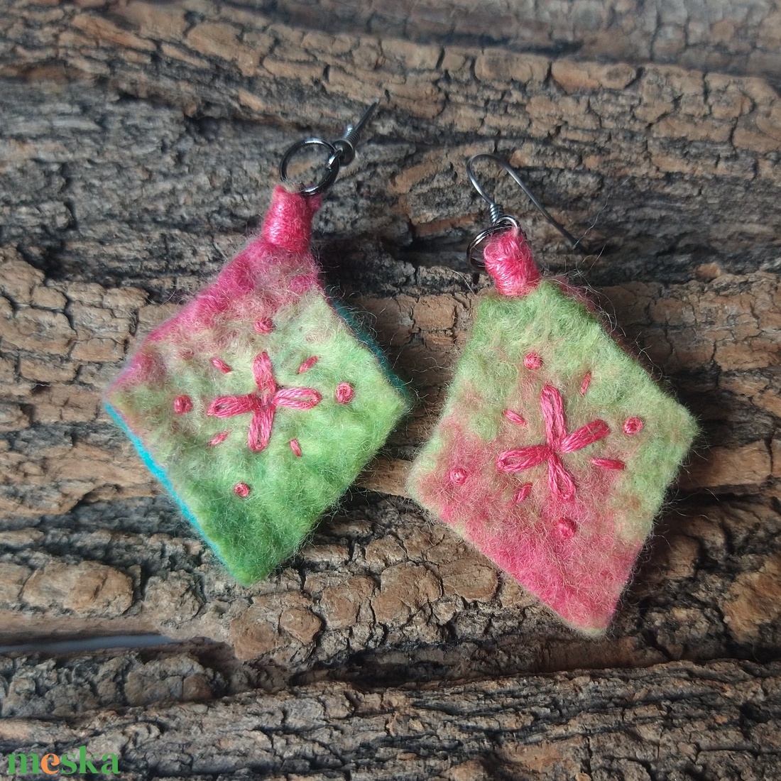 Bohém fülbevaló 1. - újra felhasznált anyagból készült, színes, gyapjú fülbevaló  - ékszer - fülbevaló - lógó fülbevaló - Meska.hu