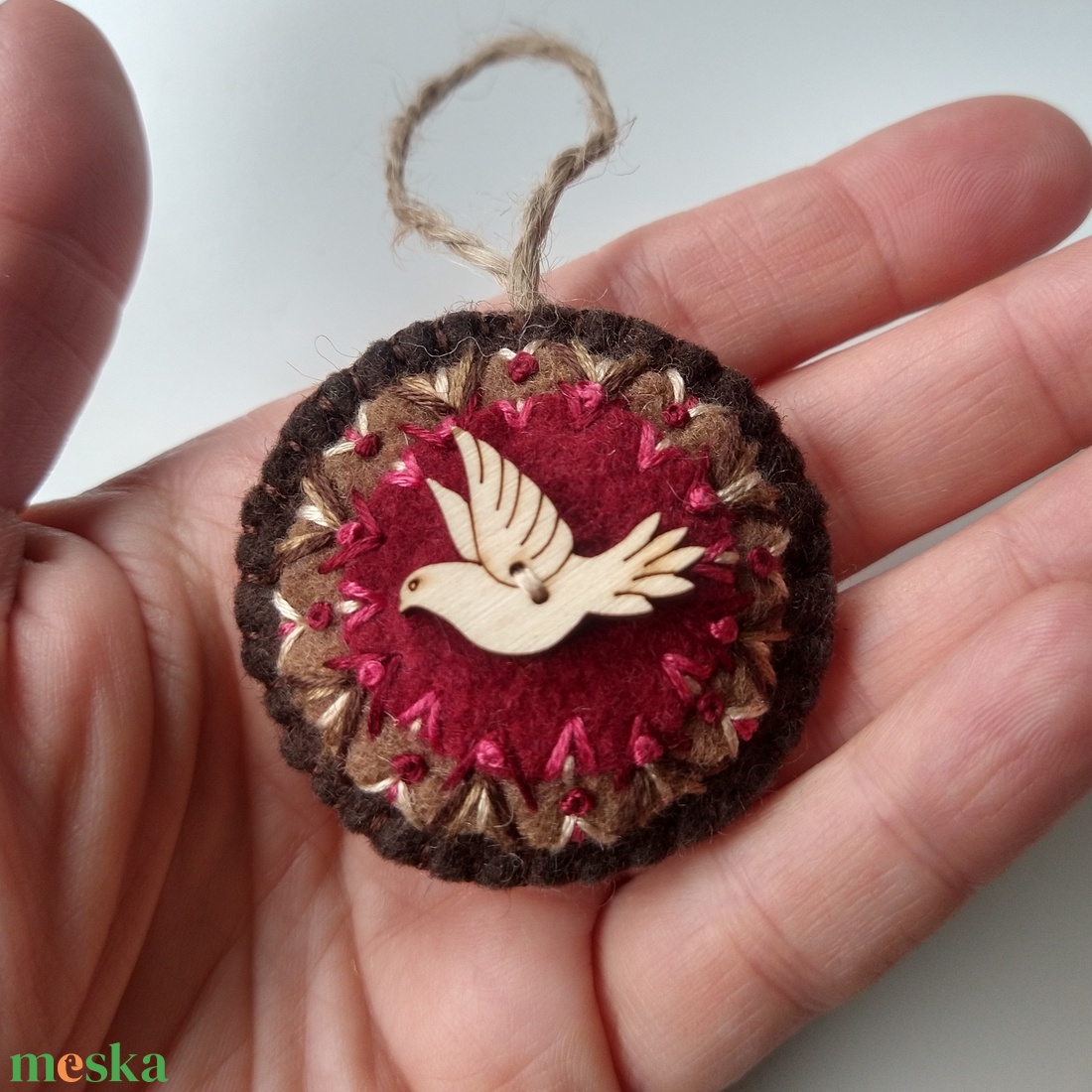 Bordó galamb mandala - hímzett gyapjúfilc karácsonyfadísz, ajándék kísérő, kulcstartó, táska dísz - karácsony - karácsonyi lakásdekoráció - karácsonyfadíszek - Meska.hu
