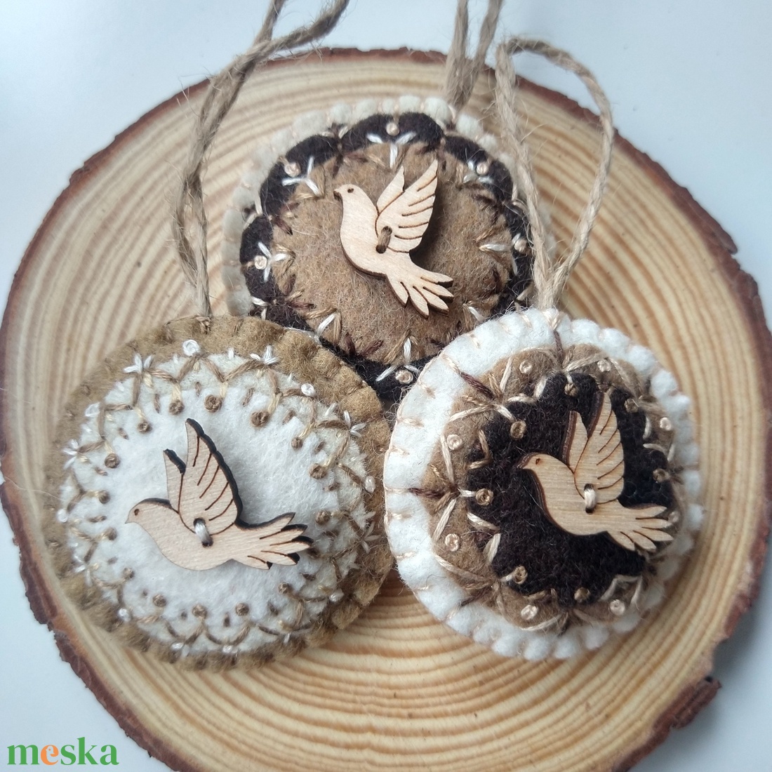 Bordó galamb mandala - hímzett gyapjúfilc karácsonyfadísz, ajándék kísérő, kulcstartó, táska dísz - karácsony - karácsonyi lakásdekoráció - karácsonyfadíszek - Meska.hu