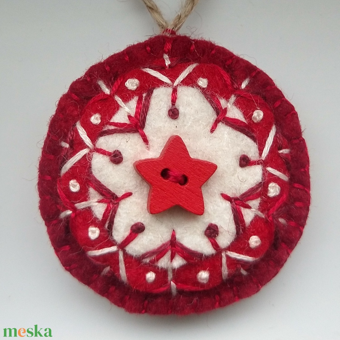 Piros csillag mandala - hímzett gyapjúfilc karácsonyfadísz, ajándék kísérő, kulcstartó, táska dísz - karácsony - karácsonyi lakásdekoráció - karácsonyfadíszek - Meska.hu