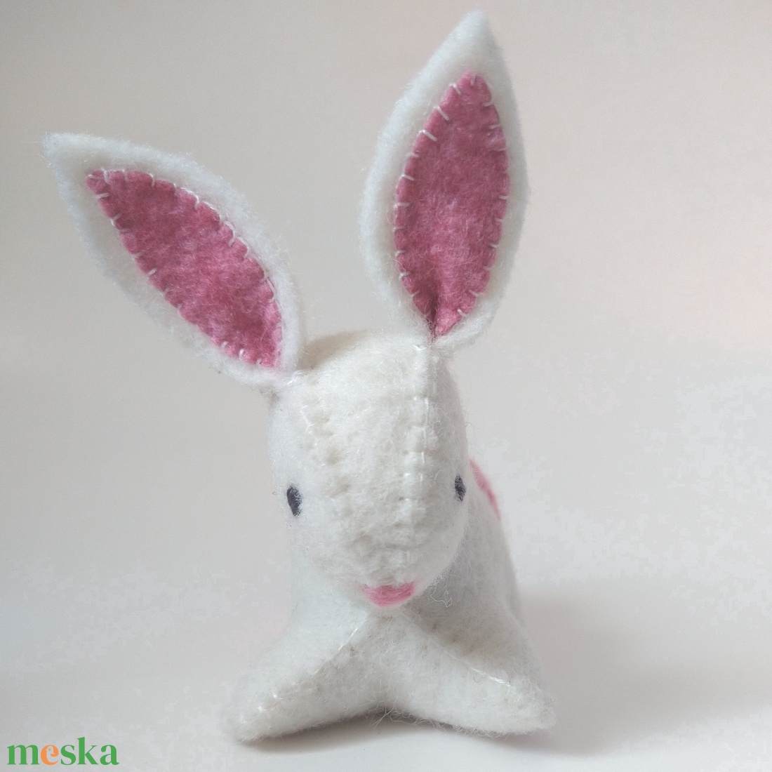 Húsvéti nyuszika -  gyapjúfilc nyuszi, rózsaszín füllel, hímzéssel - játék & sport - plüssállat & játékfigura - nyuszi - Meska.hu
