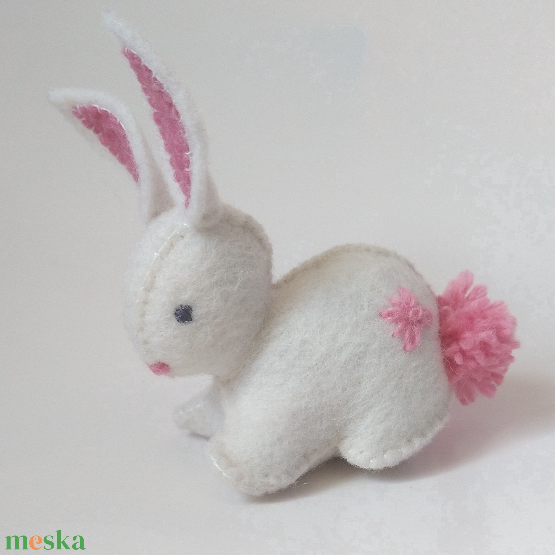 Húsvéti nyuszika -  gyapjúfilc nyuszi, rózsaszín füllel, hímzéssel - játék & sport - plüssállat & játékfigura - nyuszi - Meska.hu