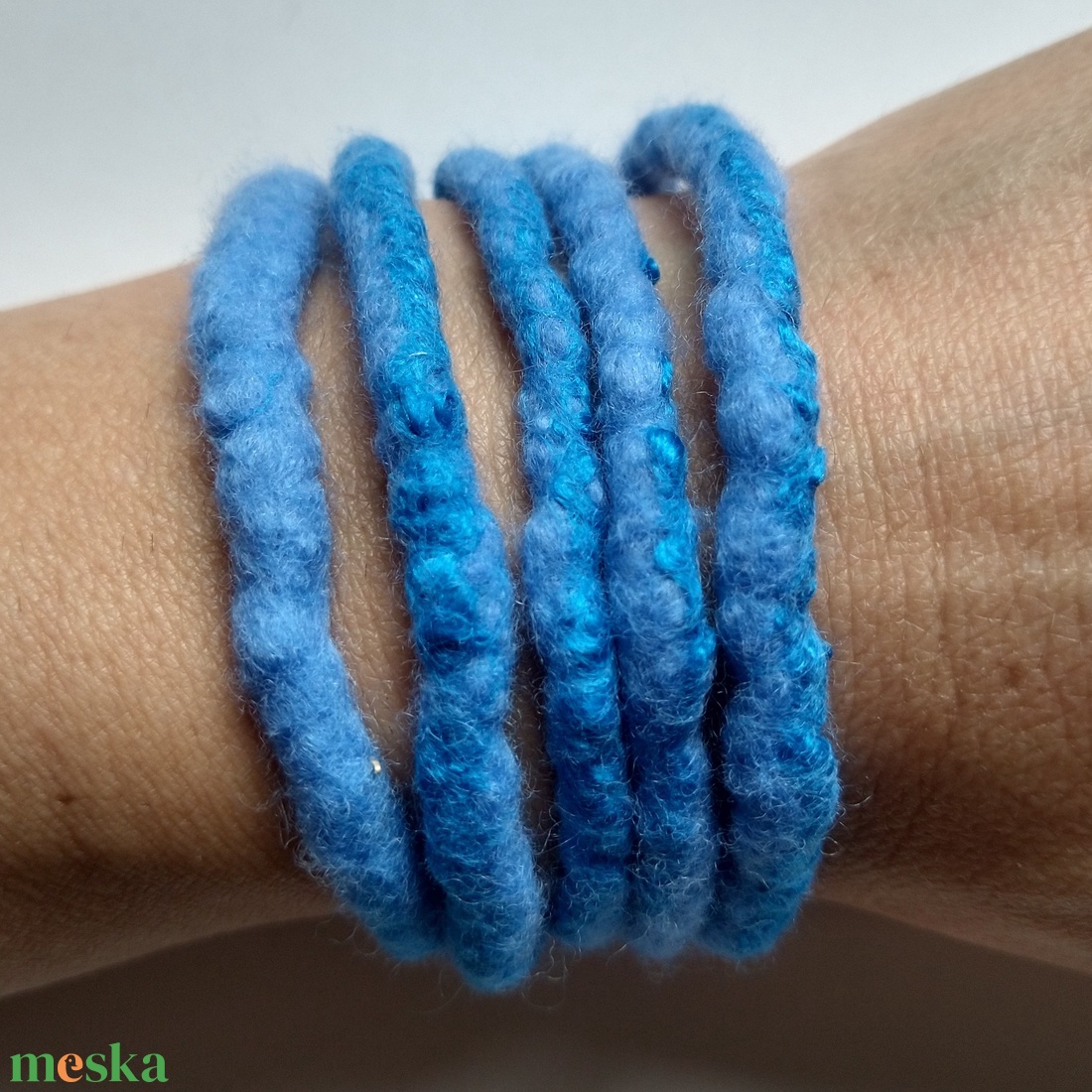 Ragyogó égkék nemez lánc -nemezelt karkötő, nyaklánc, bokalánc, hajdísz... - esküvő - ékszer - karkötő & csuklódísz - Meska.hu