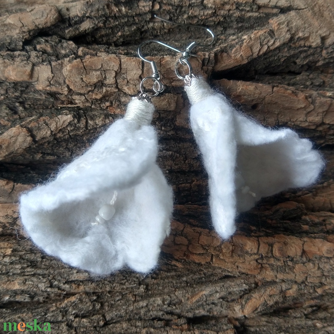 Fehér virág - gyapjú fülbevaló, selyemmel, gyönggyel - ékszer - fülbevaló - lógó fülbevaló - Meska.hu