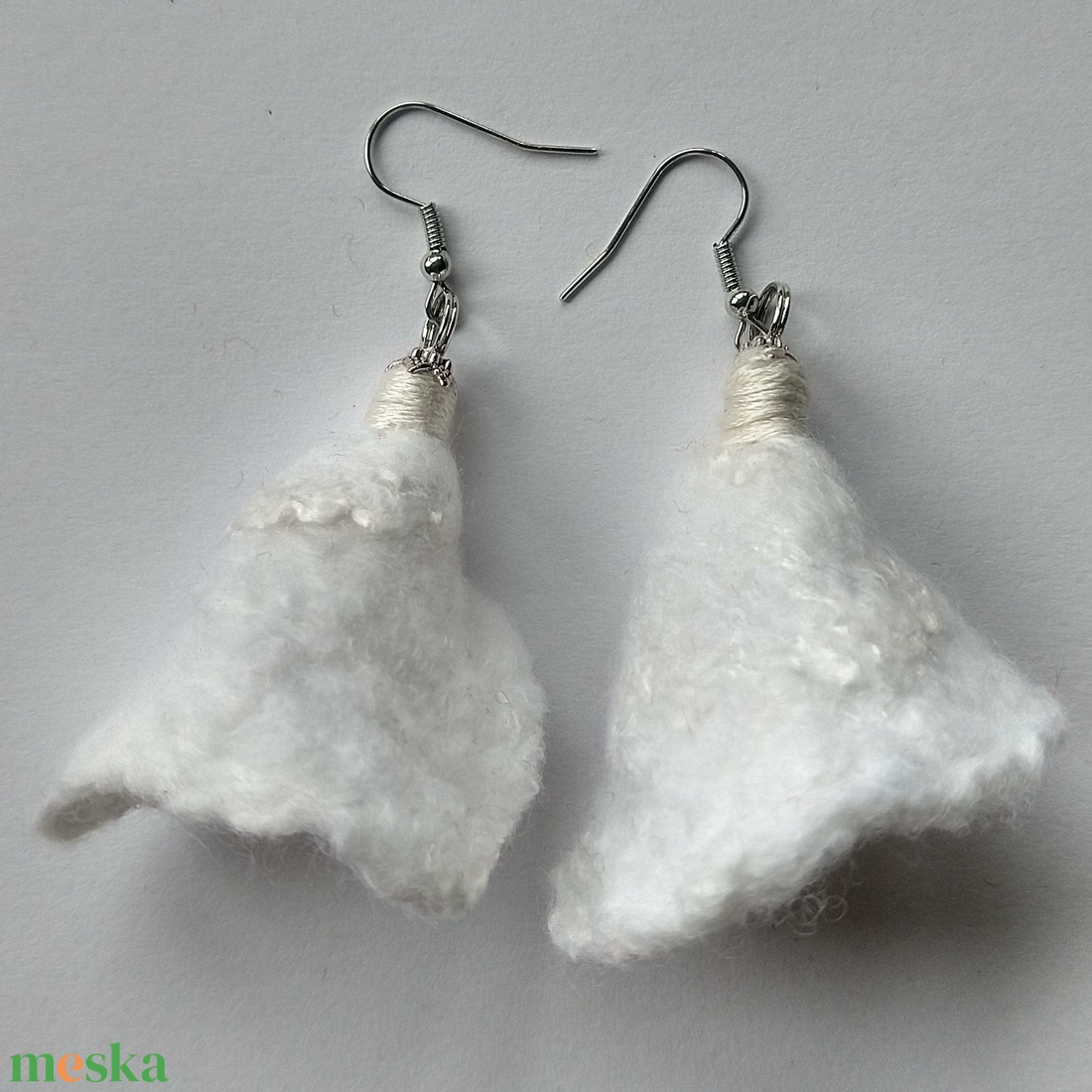 Fehér virág - gyapjú fülbevaló, selyemmel, gyönggyel - ékszer - fülbevaló - lógó fülbevaló - Meska.hu