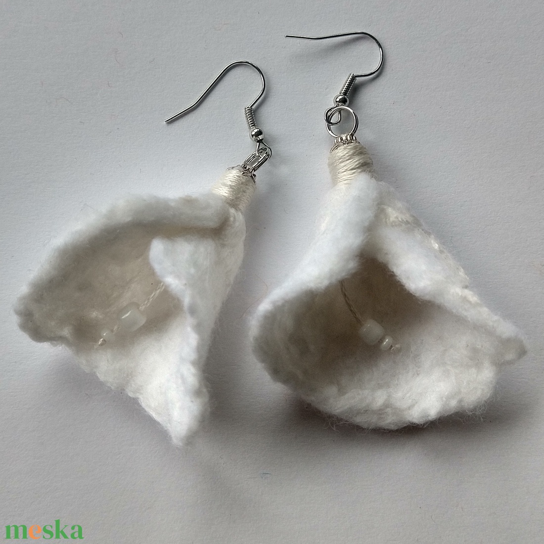 Fehér virág - gyapjú fülbevaló, selyemmel, gyönggyel - ékszer - fülbevaló - lógó fülbevaló - Meska.hu